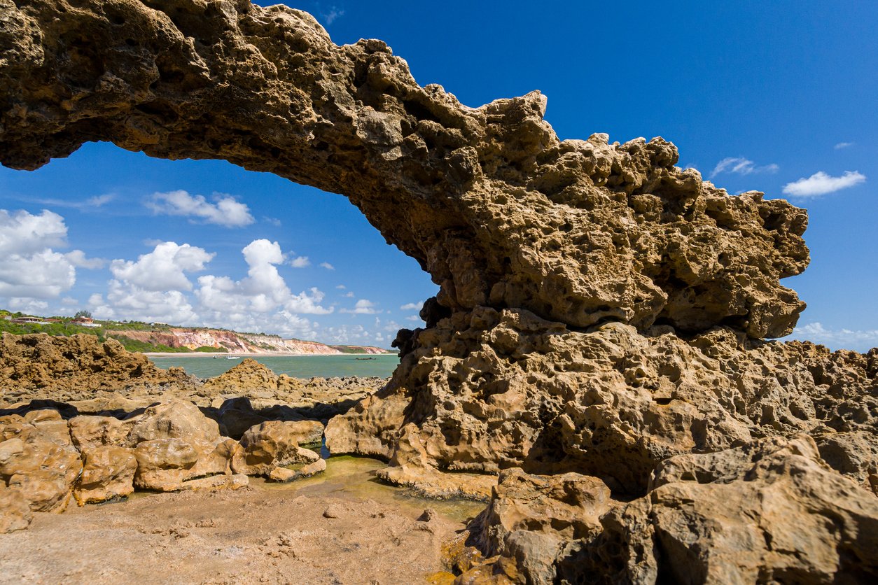 Pedra Perfurada, na Praia do Amor